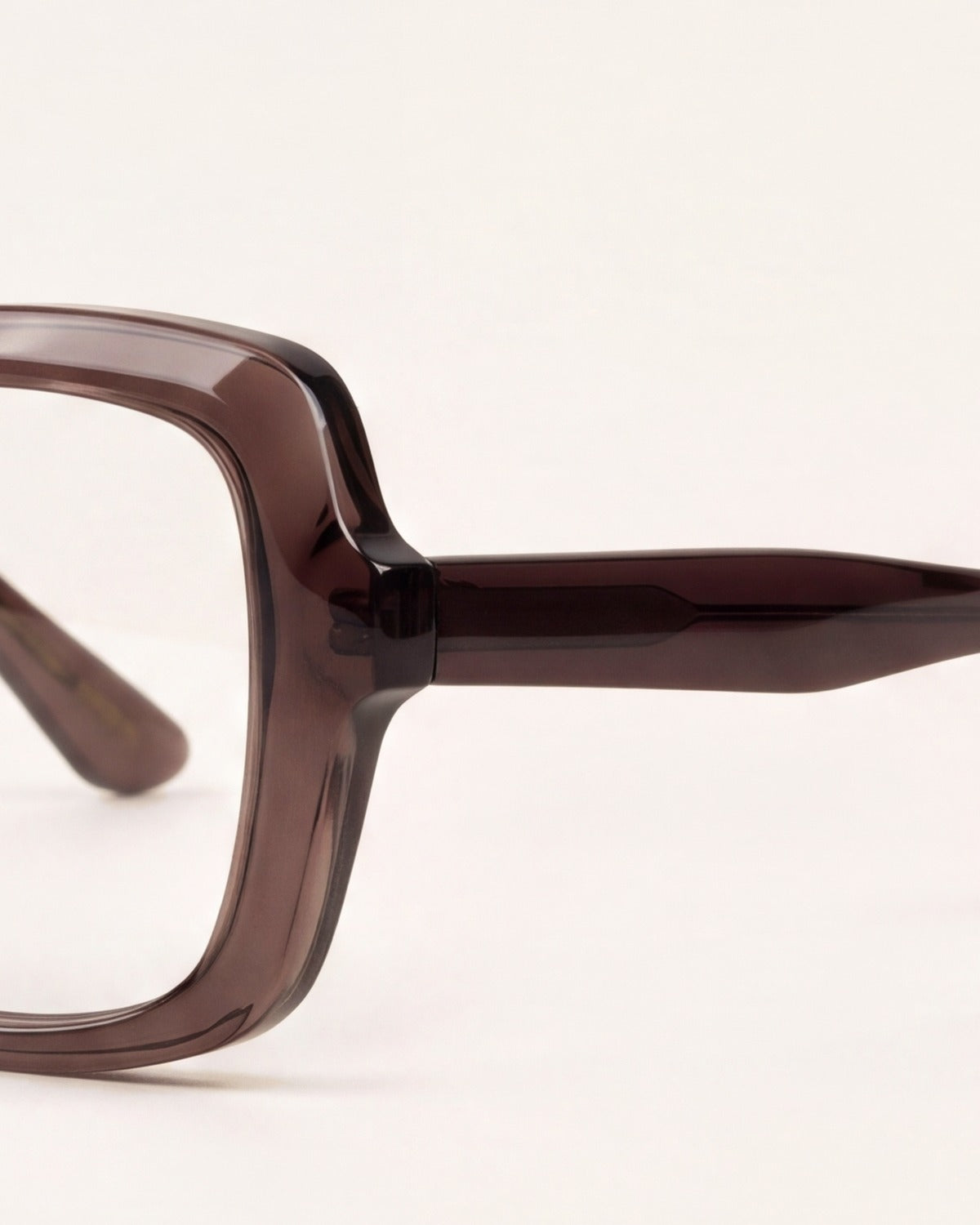 Elara in dark brown, detail